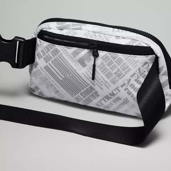 lululemon Everywhere Belt Bag in Manifesto Print WHT/BLK 1 L - Picture 4 of 6